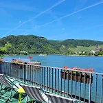 Mit Grosser Terrasse